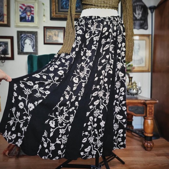 Vintage 90s SILVER STREAM Black & White Floral Skirt - Picture 2 of 8